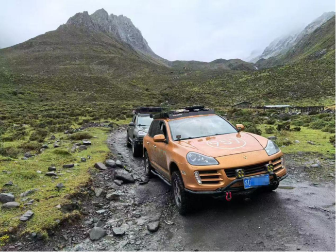 Low-Profile Off-Road Front Bumper for Porsche Cayenne 957 with Carbon Steel & Aluminum-Magnesium Alloy Radiator Skid Plate | Vipera