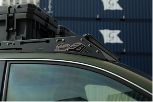 Heavy-Duty Flat Off-Road Roof Rack for Porsche Cayenne 955 / 957 – Low-Profile Carbon Steel Cargo Platform | Vipera